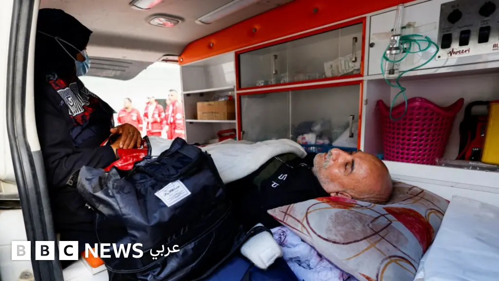 حرب غزة: إسرائيل تنفي "إلغاء خروج المرضى من غزة عبر رفح"، وأكثر من 20 قتيلاً بقصف جوي وبرّي على القطاع منذ فجر الأربعاء - BBC News عربي