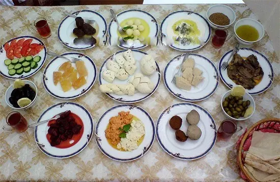 دراسة تسلّط الضوء على أهمية توقيت وجبة الإفطار للصحة العامة