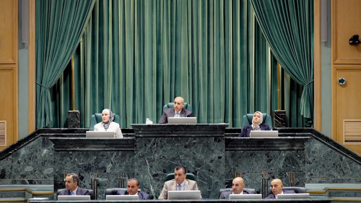 "النواب": مشادات حول "اللجان".. وحلول حكومية لأزمات "التطبيقات" و"الشعير" و"البريد"