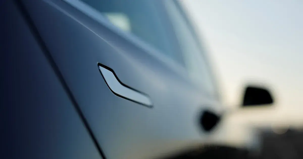 الصين تحظر مقابض الأبواب المخفية في السيارات ابتداءً من 2027