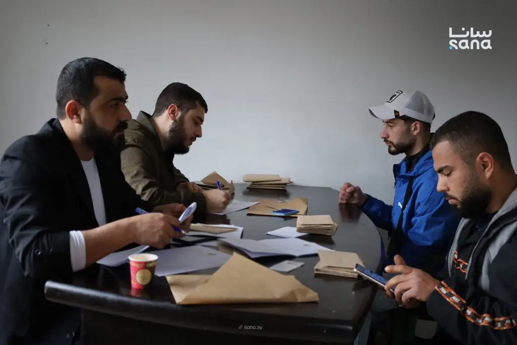 تسليم البطاقات الشخصية لعناصر النظام البائد في جبلة ضمن إجراءات دمجهم بالحياة المدنية