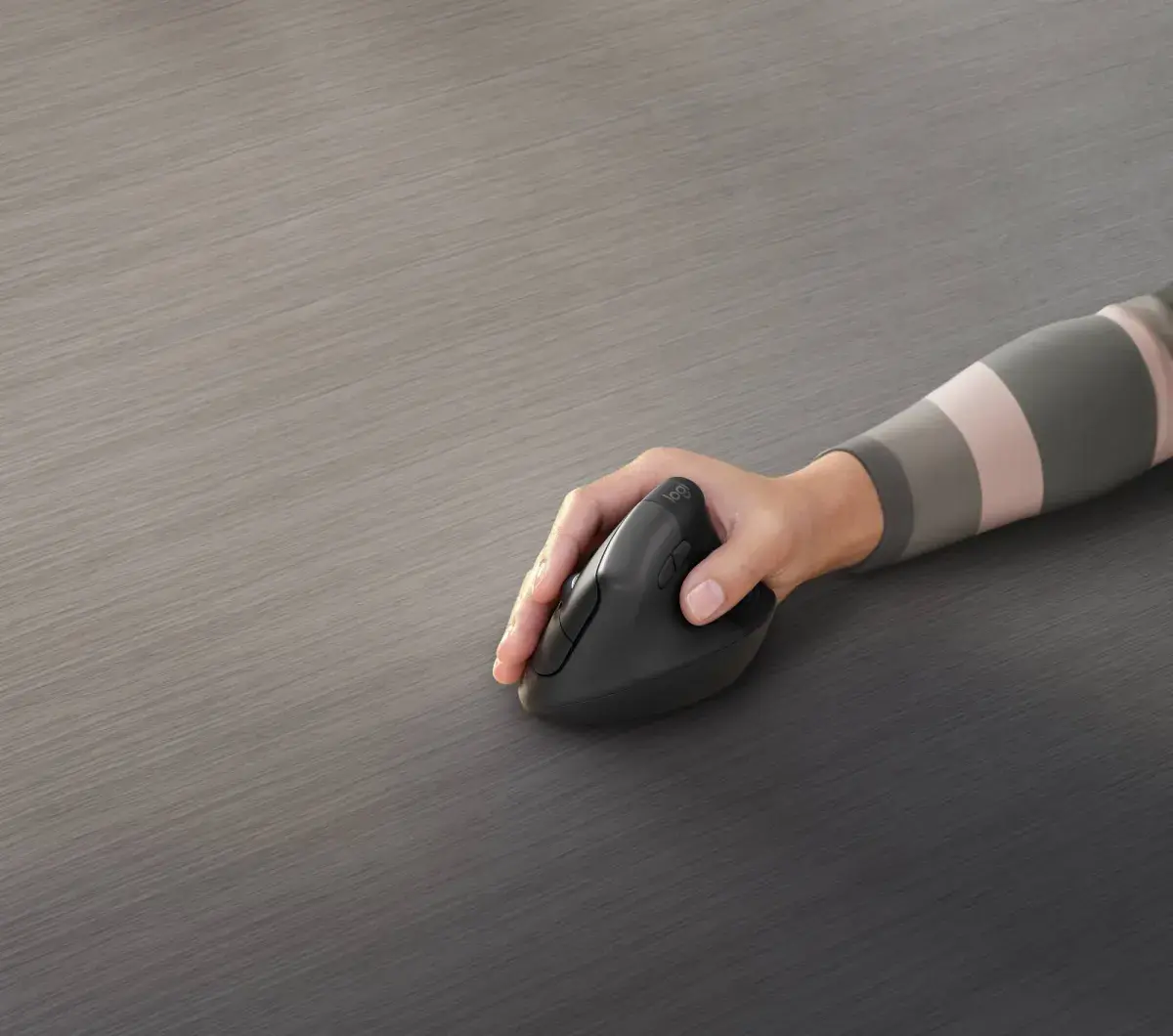 وداعاً لآلام المعصم: فأرة عمودية تُعيد تعريف هندسة الراحة في عالم الكمبيوتر