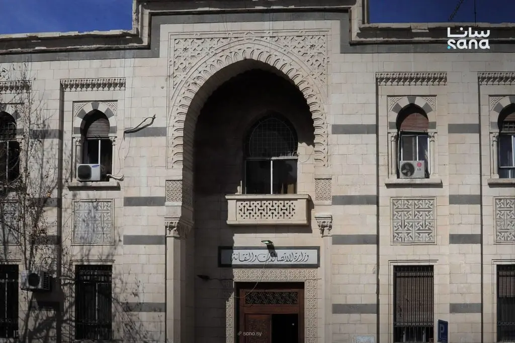 وزارة الاتصالات تعلن استئناف خدمة «غير محكوم» عبر مكاتب البريد في المحافظات