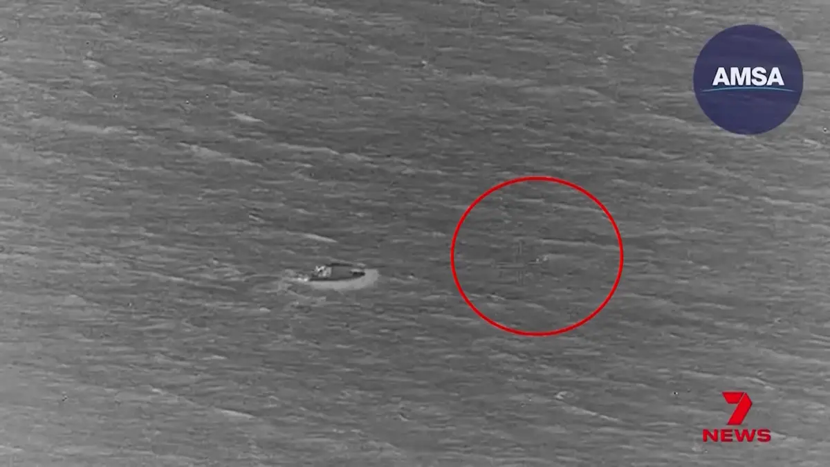 طفل أسترالي يسبح 4 كيلومترات في المحيط لإنقاذ عائلته بعد غرق قواربهم