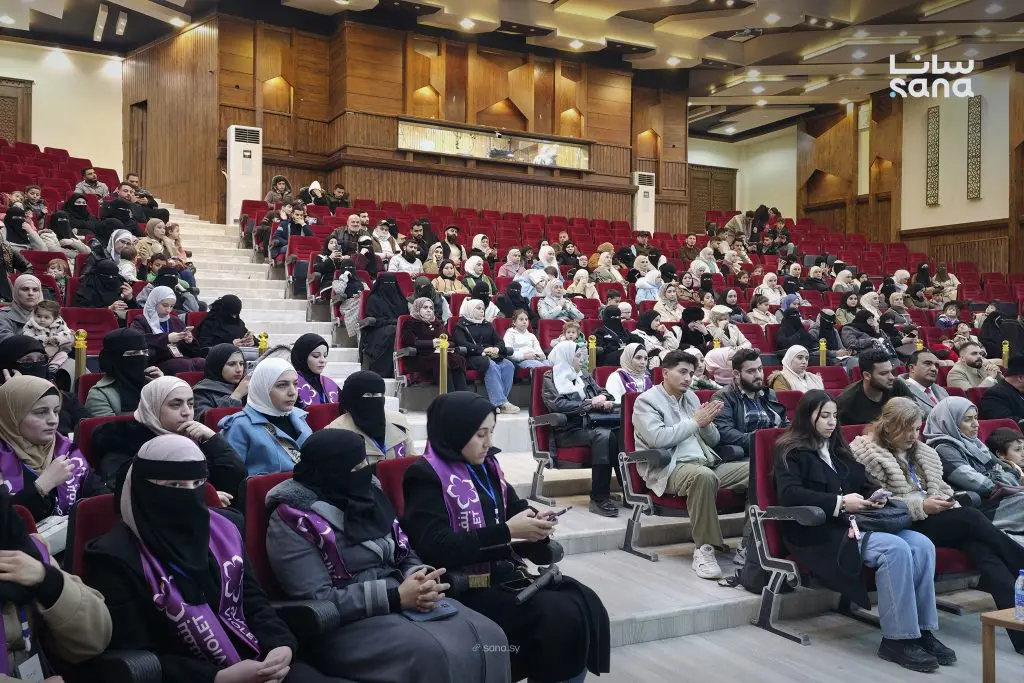 "لنبقى".. معرض فني ثقافي في إدلب يجمع فنانين من المحافظات السورية