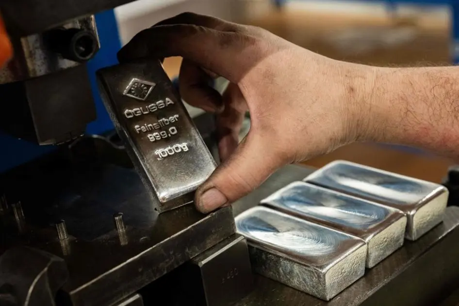 أسعار الفضة تهوي مجدداً.. والذهب عند 4882 دولاراً للأونصة