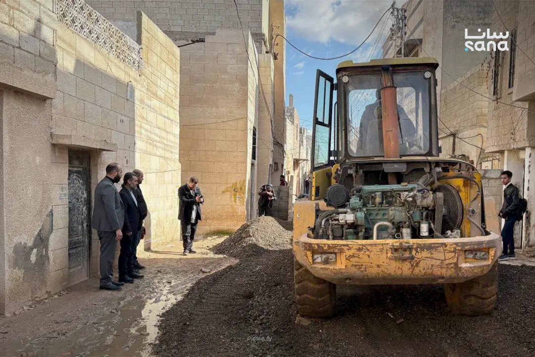 مجلس مدينة حماة يبدأ تسوية الشوارع الموحلة لتحسين حركة المرور