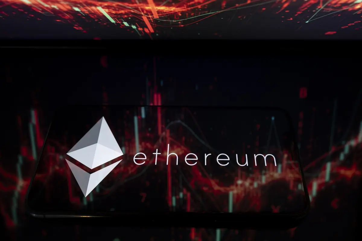 إيثيريوم عند أدنى مستوياتها منذ مايو 2025 وسط حالة من الترقب في سوق العملات الرقمية