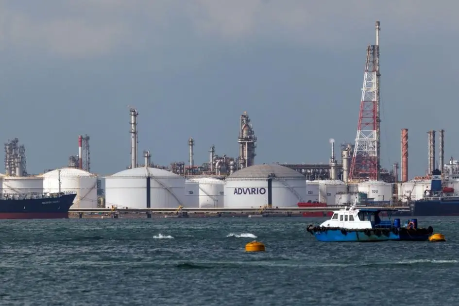 النفط يهبط 2% بعد تثبيت محادثات أمريكا وإيران الجمعة في مسقط