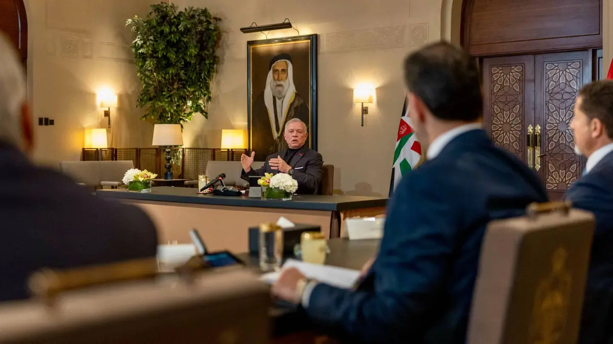 الملك يلتقي شخصيات سياسية وإعلامية لبحث القضايا المحلية والإقليمية.. فيديو