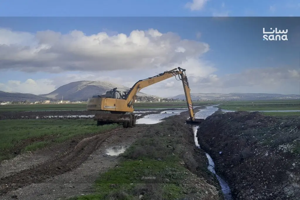 الموارد المائية في إدلب تواصل تعزيل العبّارات والمصارف المائية لحماية الأراضي الزراعية