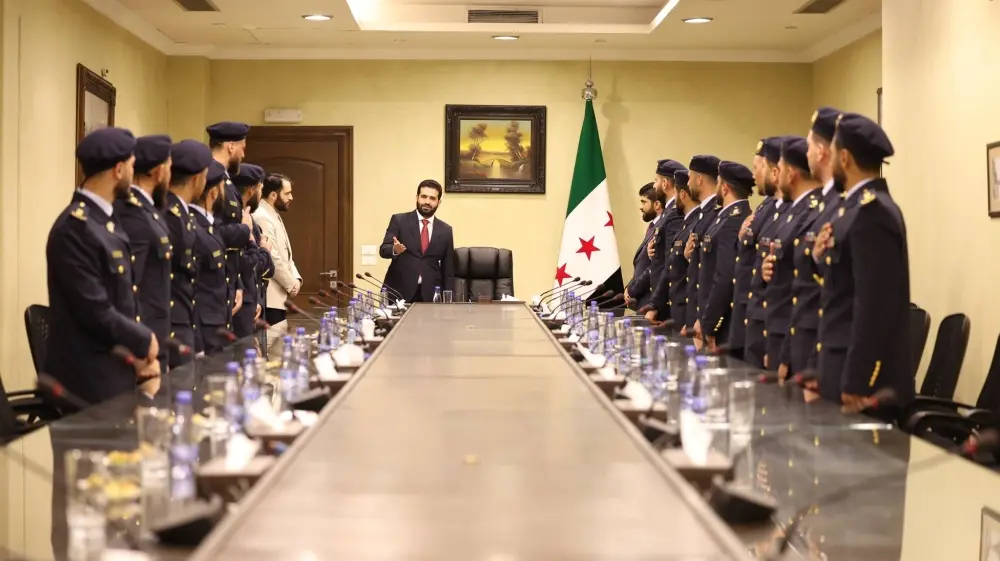 وزير الداخلية يلتقي ضباطًا موفدين لبطولة المهام الخاصة في الإمارات