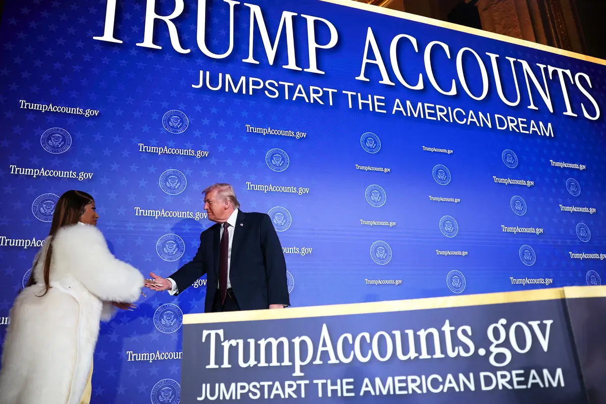 "كان مزيفا".. "المعجبة الأولى" بالرئيس ترامب تشكك في الهبوط على القمر العام 1969 (فيديو)