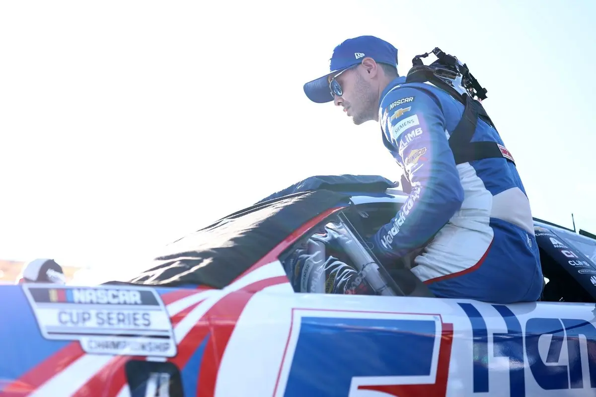 Kyle Larson earns Clash pole as 20 cars lock into Bowman Gray feature