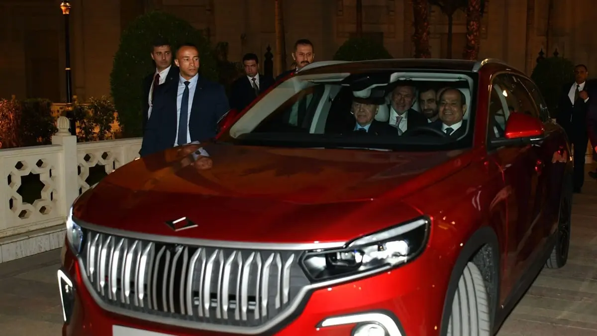 أردوغان يهدي السيسي سيارة كهربائية تركية خلال زيارته مصر