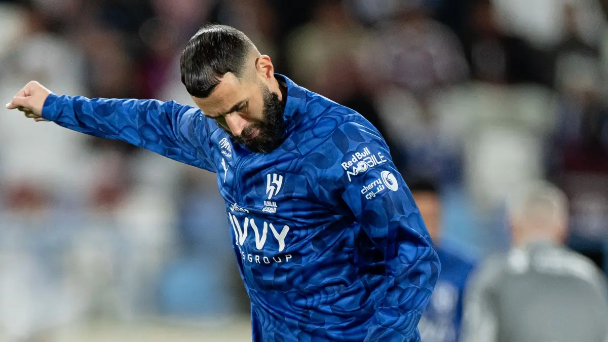 بالفيديو.. جماهير الهلال تفاجئ بنزيما في الظهور الأول