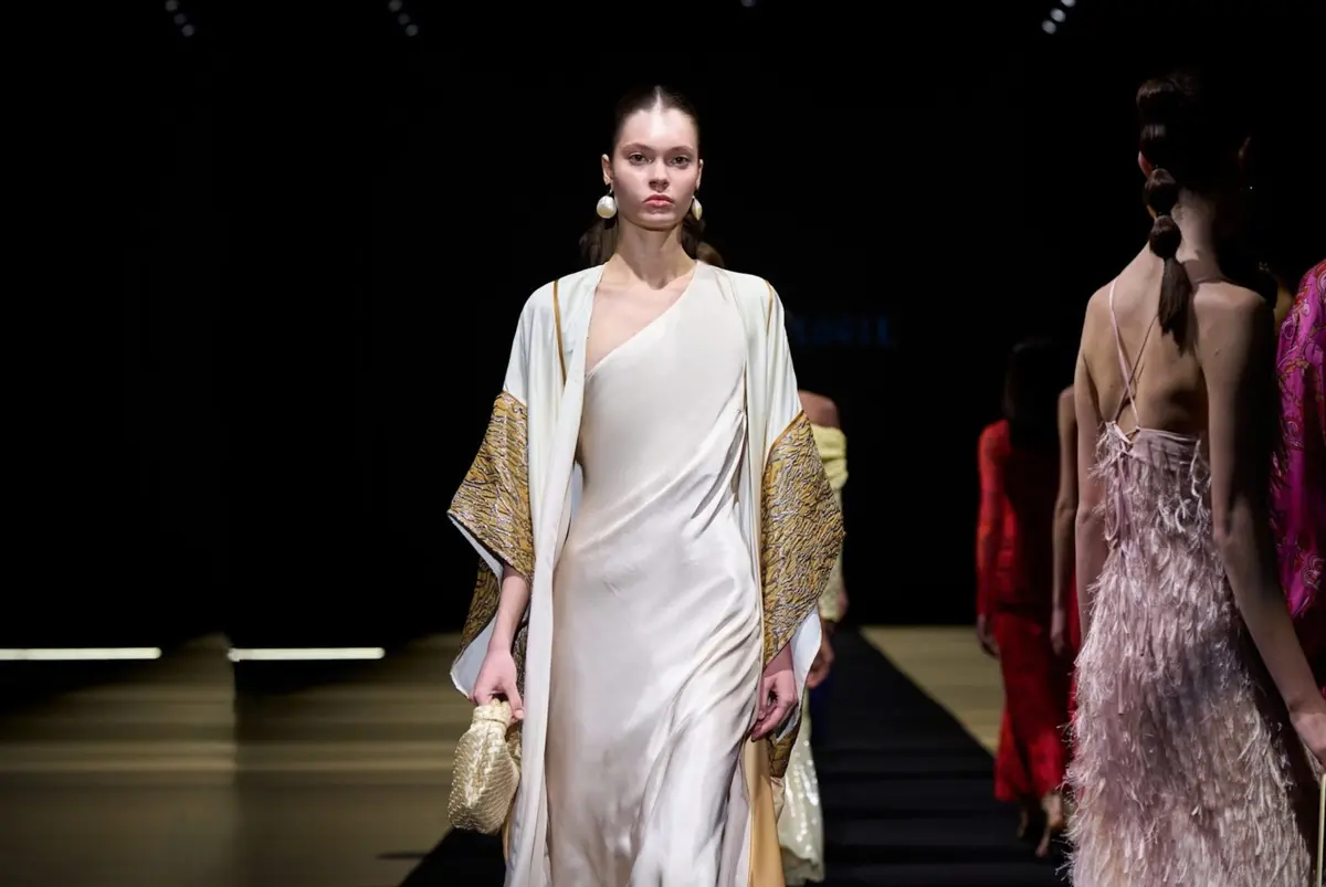 البدلات والفساتين المحتشمة بلمسات أنيقة في أسبوع دبي للموضة لخريف وشتاء 2026- 2027