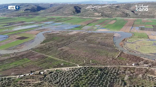 مشاهد جوية تظهر ارتفاع منسوب مياه نهر العاصي في منطقة سلقين بريف إدلب الغربي