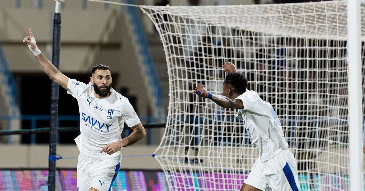 بنزيما يمنح الهلال التقدم على الأخدود في الشوط الأول