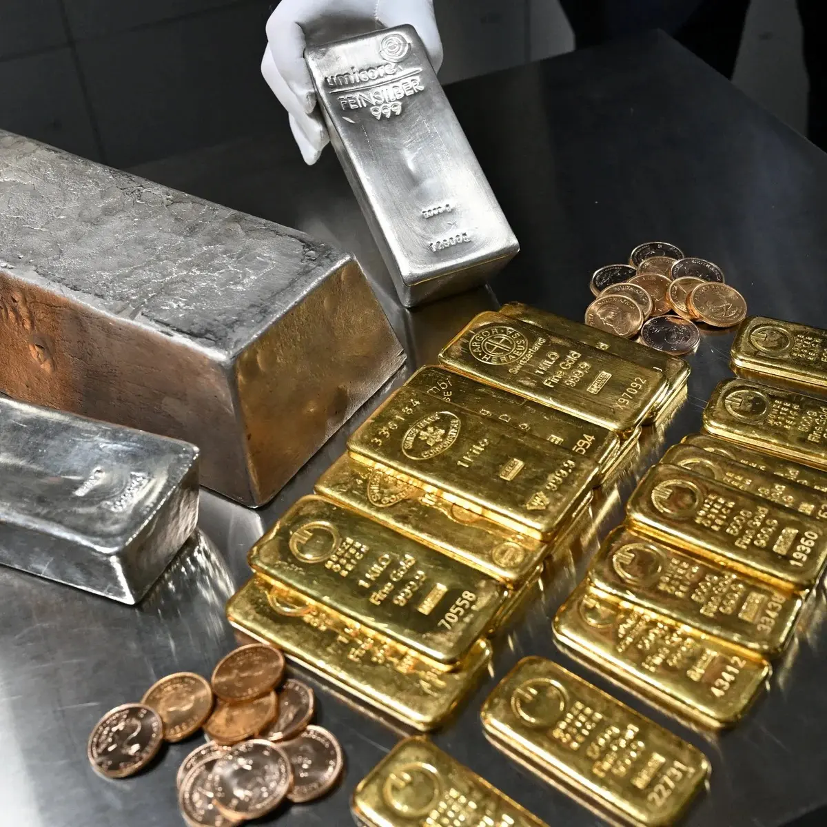 بعد تعافٍ مؤقت.. الذهب والفضة يعاودان التراجع - Economy Plus