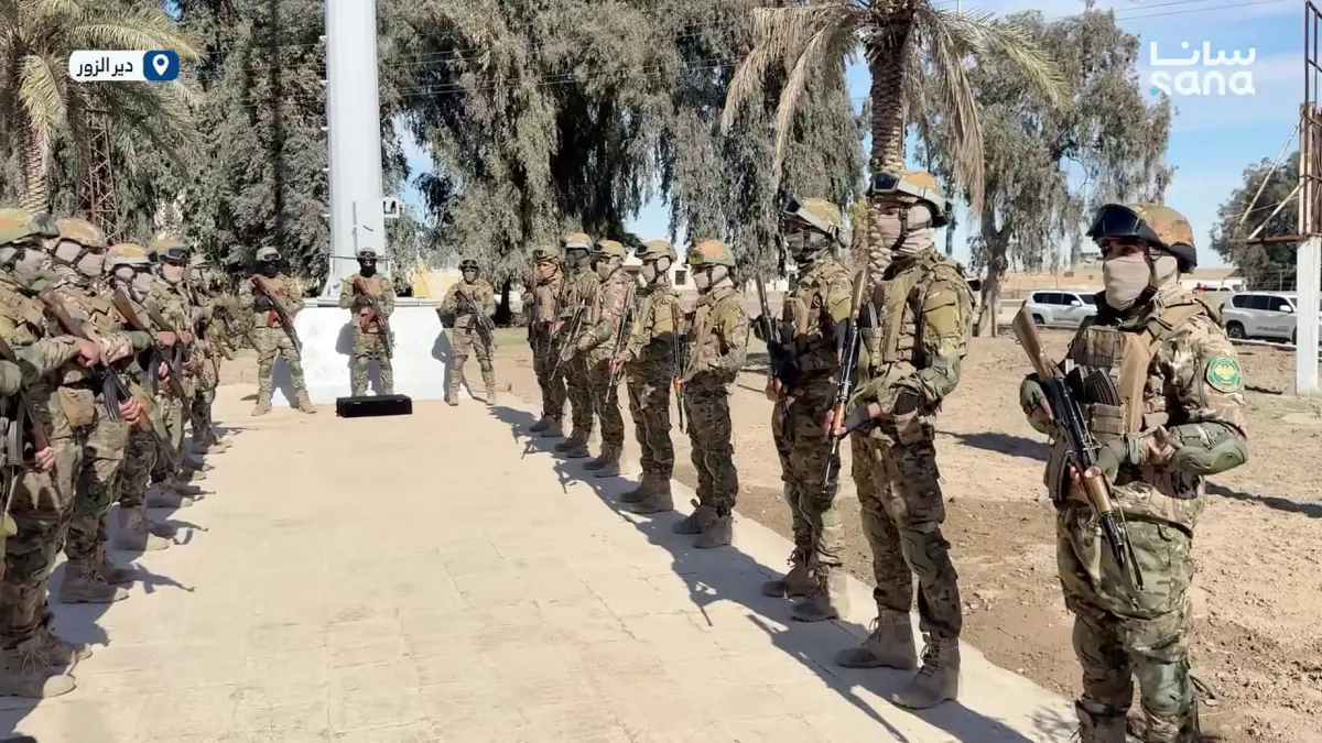 تنظيم فعالية لرفع علم الجمهورية العربية السورية على دوار السلامة في دير الزور