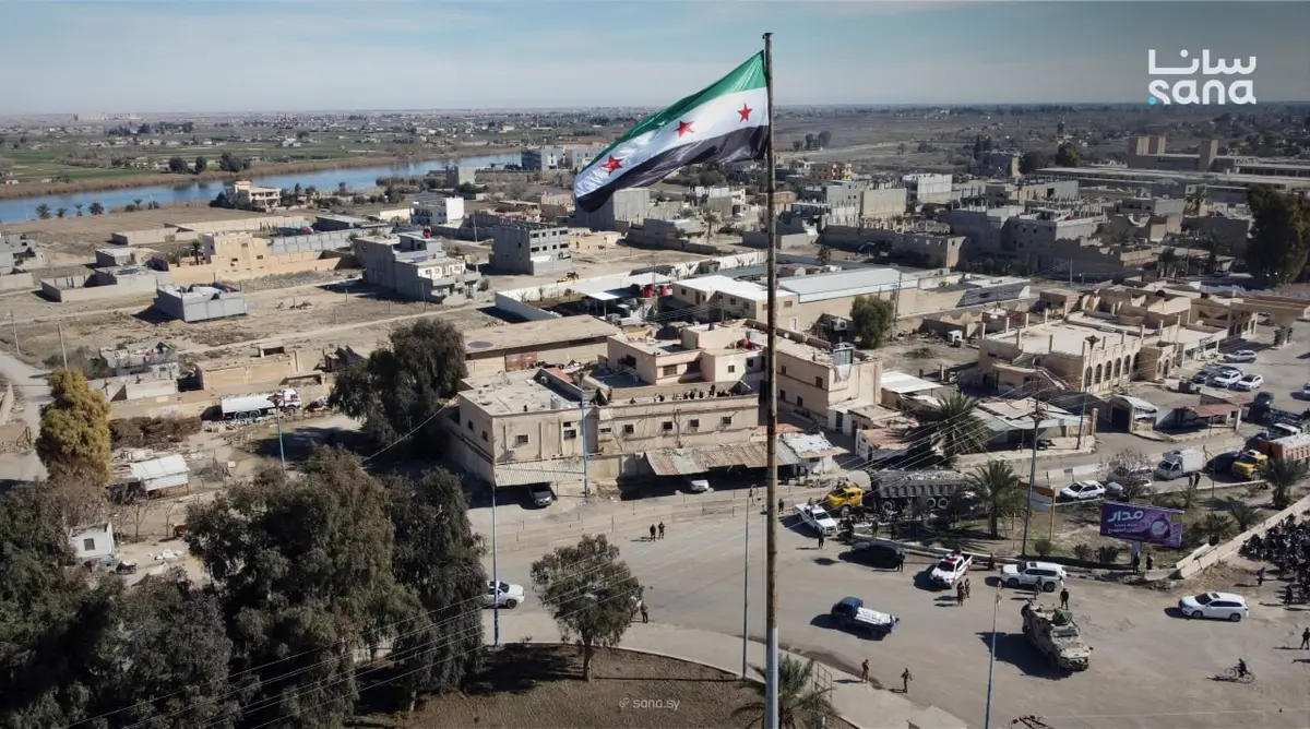 فعالية لرفع علم الجمهورية العربية السورية على دوار السلامة في دير الزور