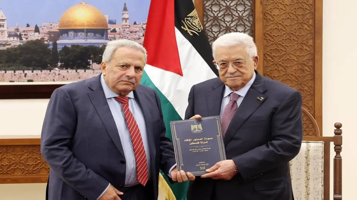 "عام الديمقراطية" وانتقال نحو "الدولة".. عباس يتسلم مسودة الدستور المؤقت لفلسطين