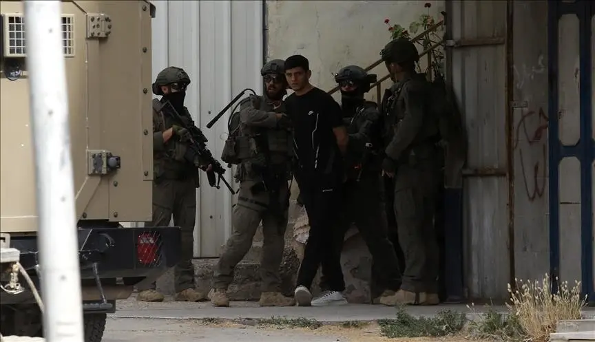 قوات الاحتلال تعتقل 13 فلسطينياً وتهدم منزلاً في الضفة الغربية
