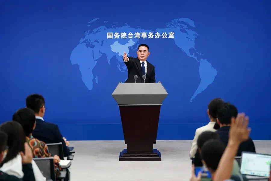 الصين تدعو تايوان إلى إزالة قيود النقل الجوي عبر المضيق