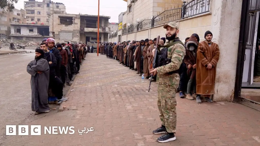 الرقة: آلاف المقاتلين السابقين في "قسد" يسلمون أسلحتهم للحكومة السورية الانتقالية - BBC News عربي