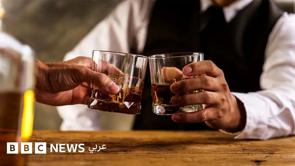 السعودية ترفع الحظر المفروض على بيع الكحول للأجانب الأثرياء - BBC News عربي
