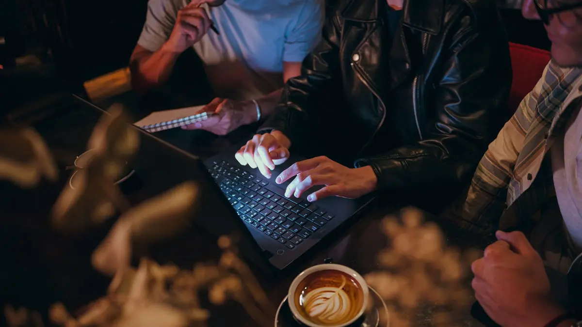 ما مفهوم ليلة الأعمال الإدارية؟ ولماذا لها أثر إيجابي على العلاقات؟