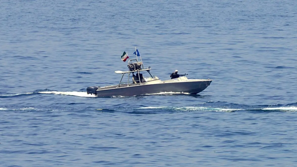 عملية بحرية حساسة: ناقلتا نفط تحت سيطرة الحرس الثوري في الخليج