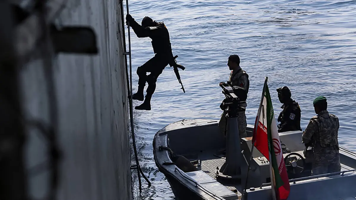 الحرس الثوري الإيراني يحتجز ناقلتي نفط ويعتقل 15 بحارا أجنبيا