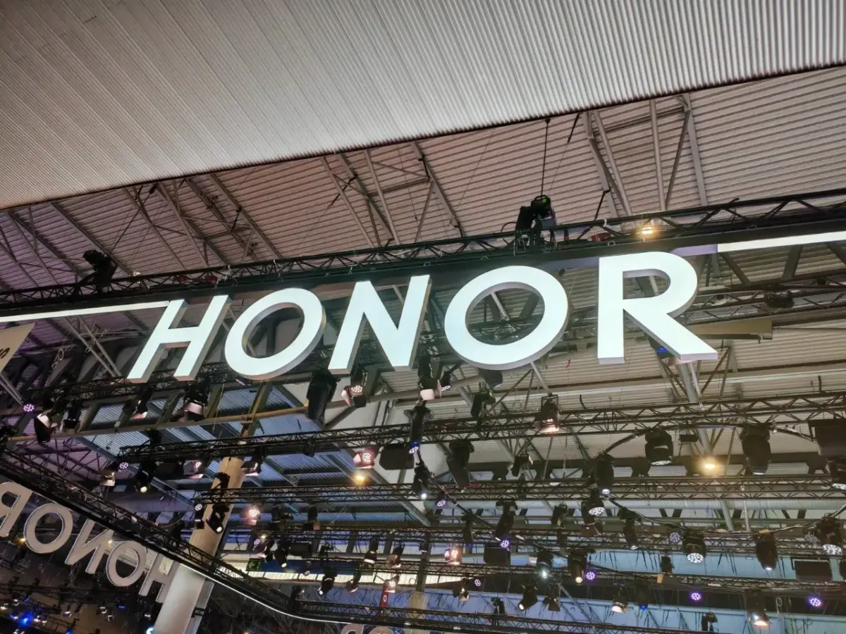 هونر تحقق نموًا ملفتًا بفضل هواتف البطارية الضخمة وتستعد لجهاز جديد بسعة 10000 مللي أمبير - عالم التقنية