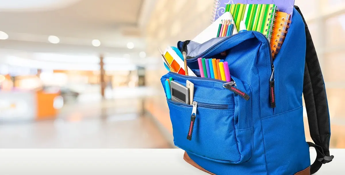 تحذيرات طبية من مخاطر الحقيبة المدرسية الثقيلة على صحة الطلاب