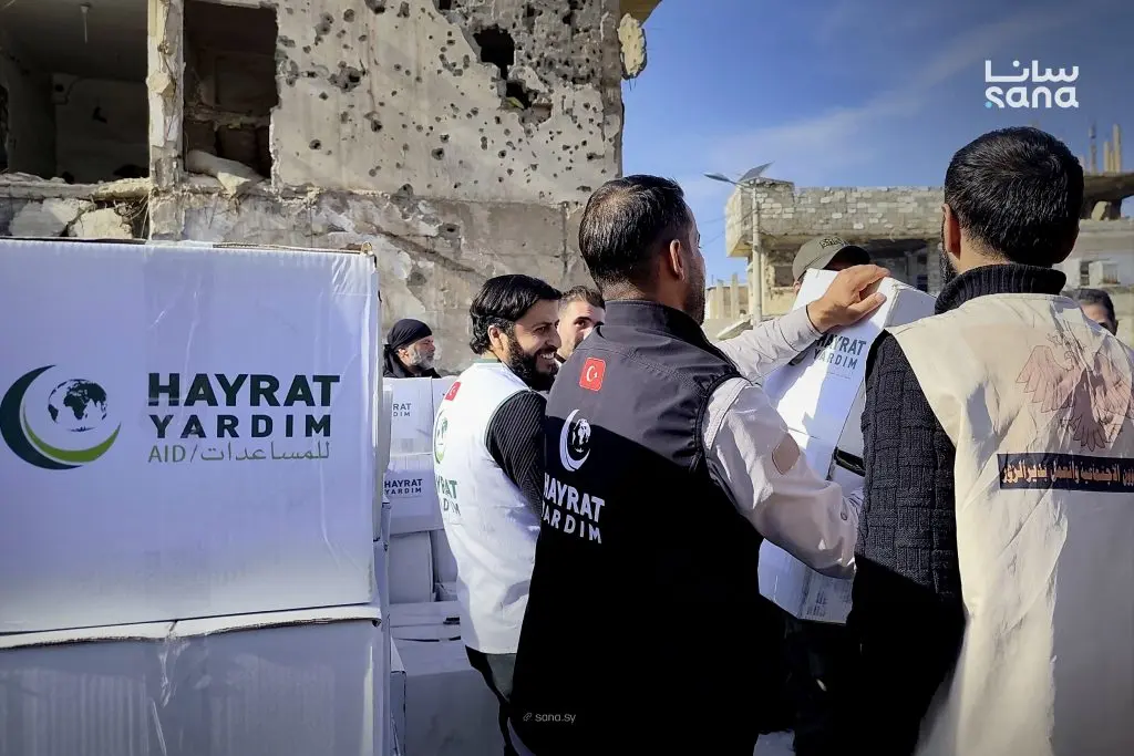 توزيع 900 سلة غذائية ومنظفات على العوائل الأشد حاجة في حي العمال بدير الزور