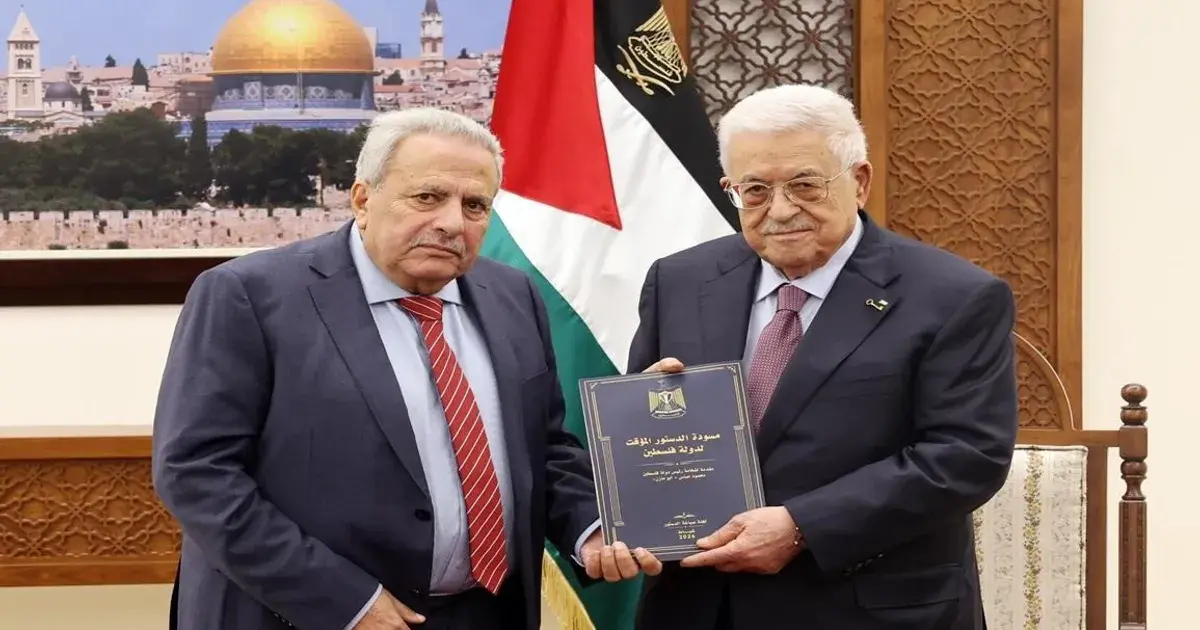 محمود عباس يتسلم مسودة الدستور المؤقت لدولة فلسطين