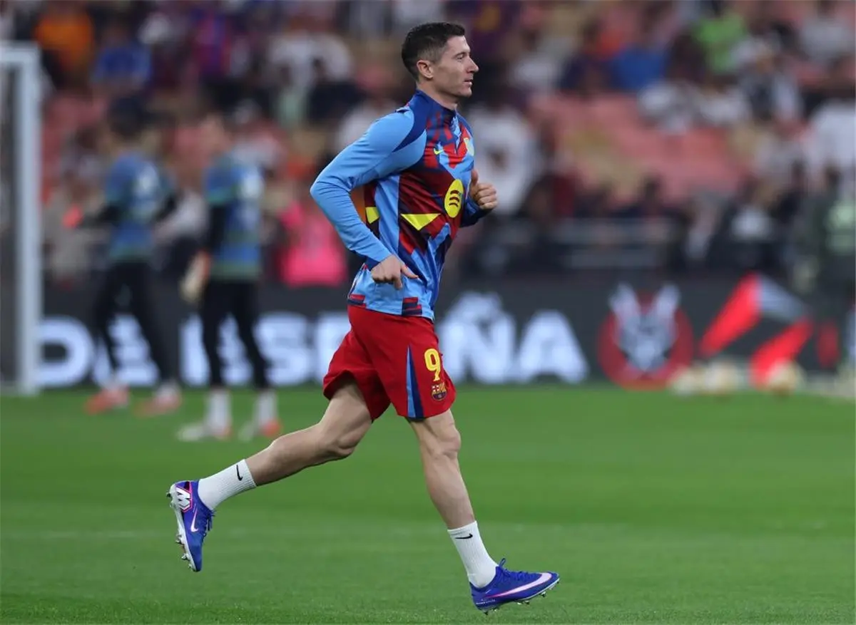 ليفاندوفسكي يتلقى دفعة معنوية قبل نهاية عقده مع برشلونة