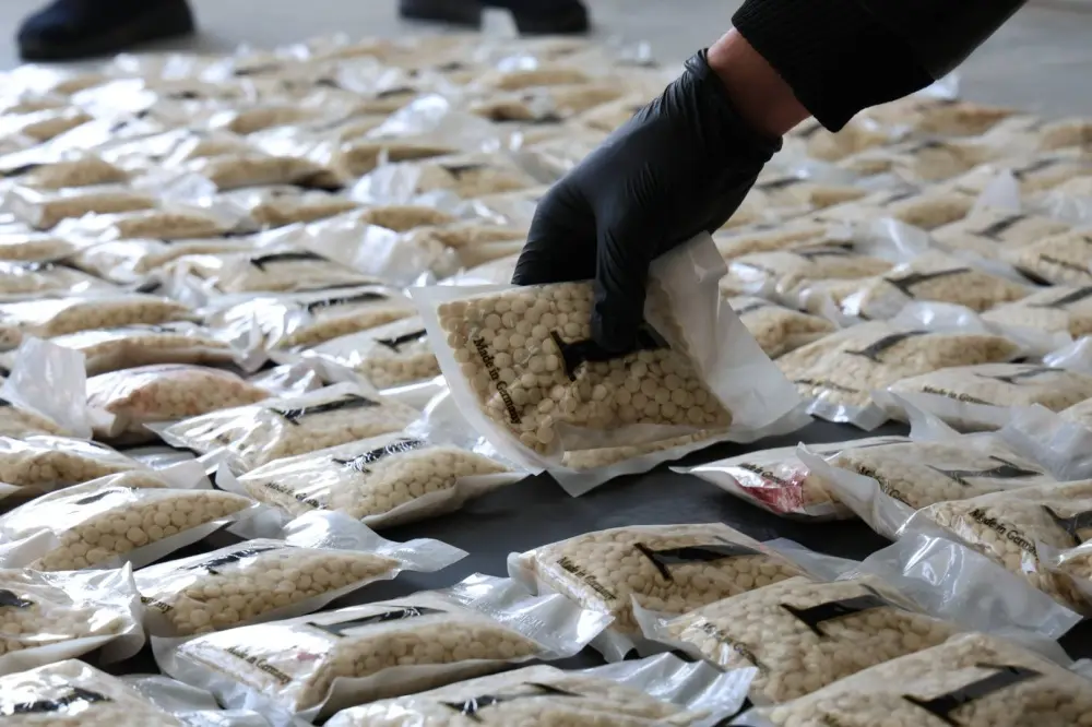 تنسيق أمني سوري-عراقي يطيح بمطلوبين دوليين ويصادر 300 ألف حبة كبتاغون