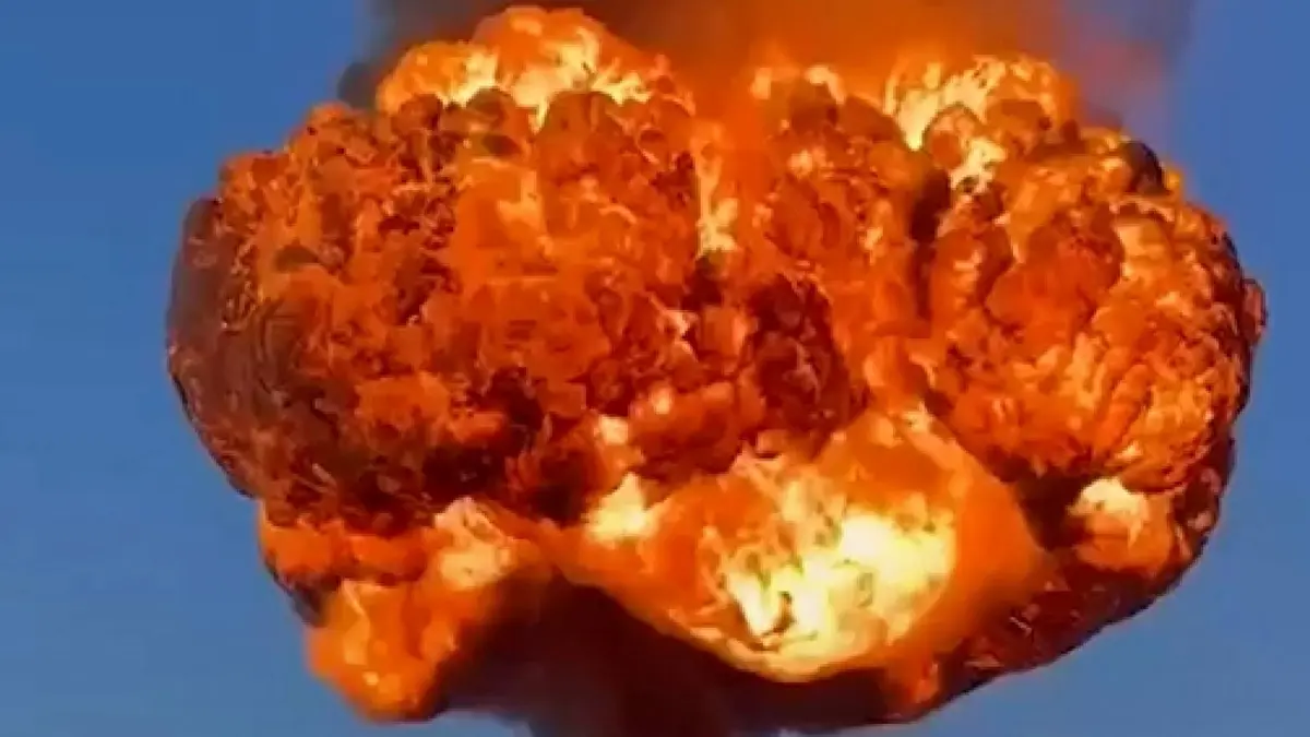 "جحيم" في تامبوف.. انفجار ضخم وتعليق حركة القطارات إثر خروج صهاريج وقود عن مسارها - فيديو