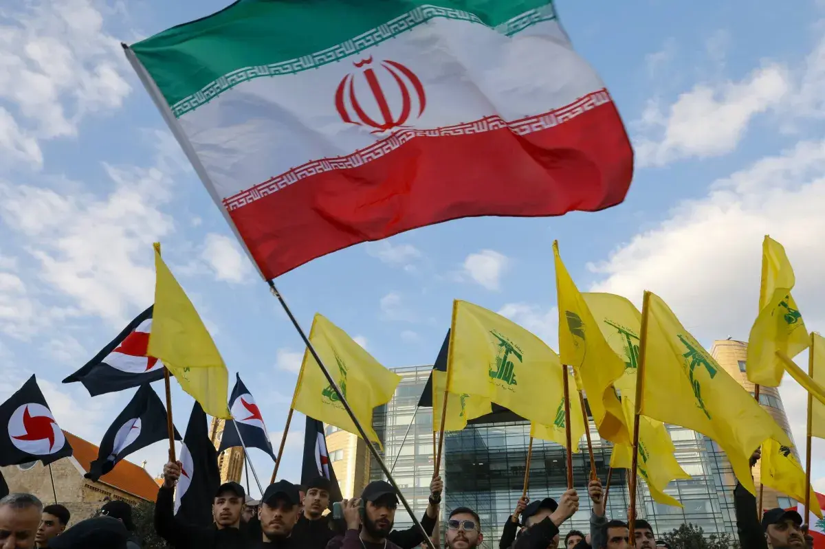 «حزب الله» يتضامن مع إيران... وجعجع: إنهاء أزمة لبنان يبدأ بوقف دعمها له