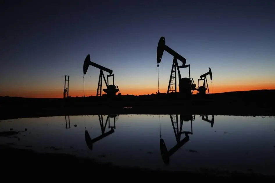 أسعار النفط تواصل الهبوط و«برنت» بـ 67.40 دولار