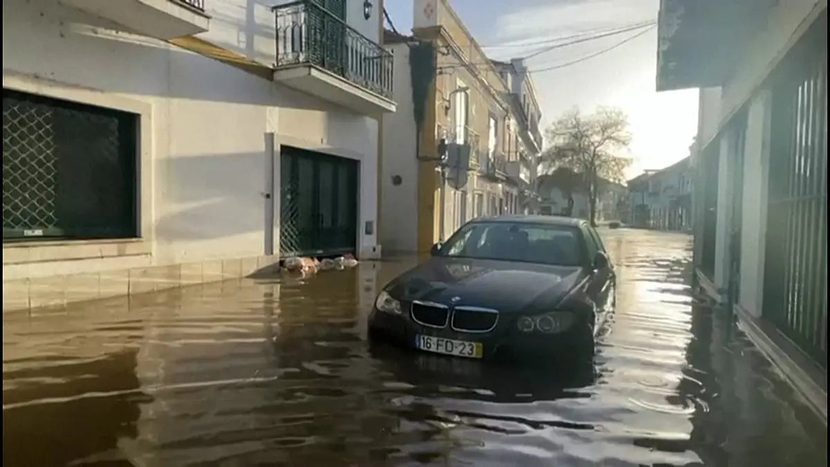 فيديو. البرتغال في حالة تأهب مع عاصفة ليوناردو وفيضانات جديدة