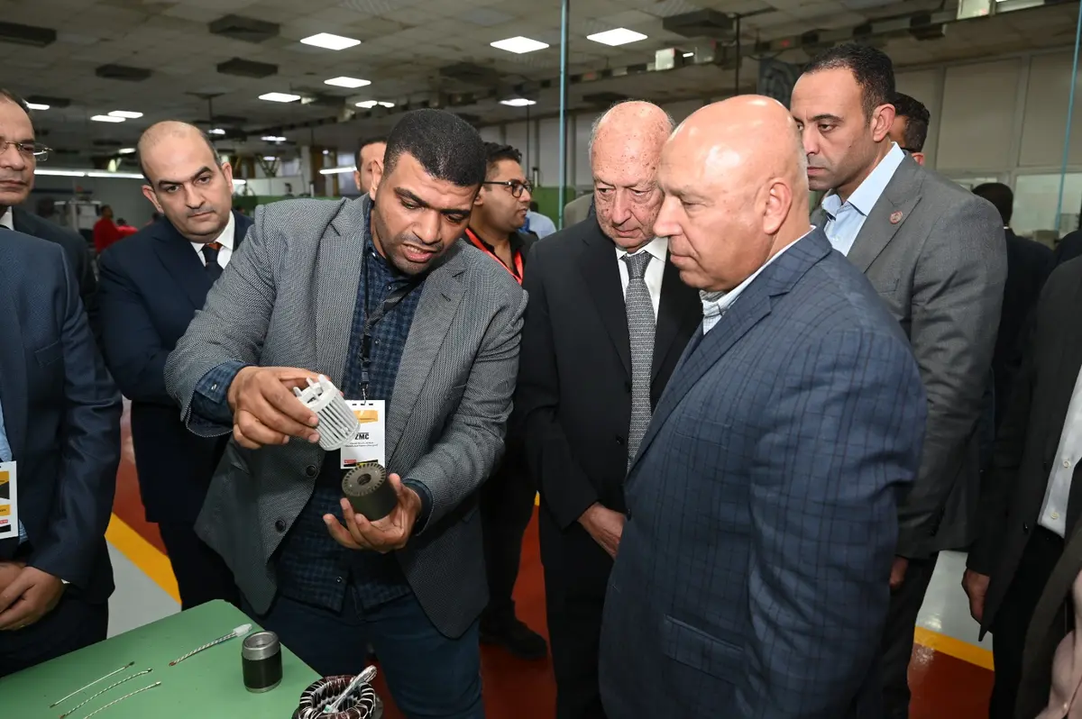 وزير الصناعة يتفقد مصنعي كباسات وسخانات بالعاشر من رمضان باستثمارات 450 مليون جنيه - أموال الغد