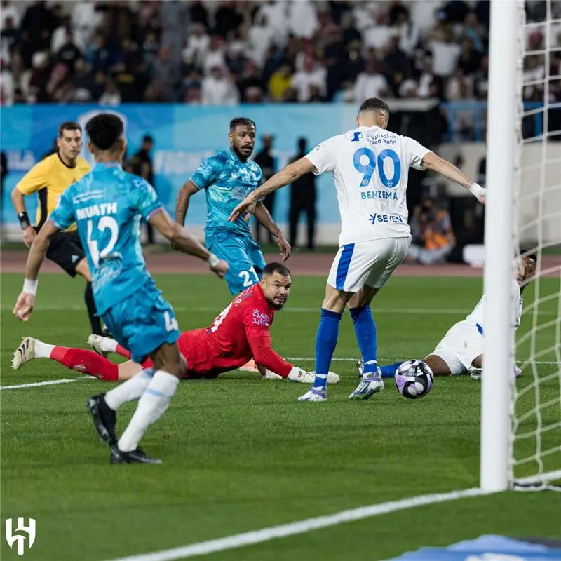هاتريك بنزيما يقود الهلال لاكتساح الأخدود بسداسية في الدوري السعودي
