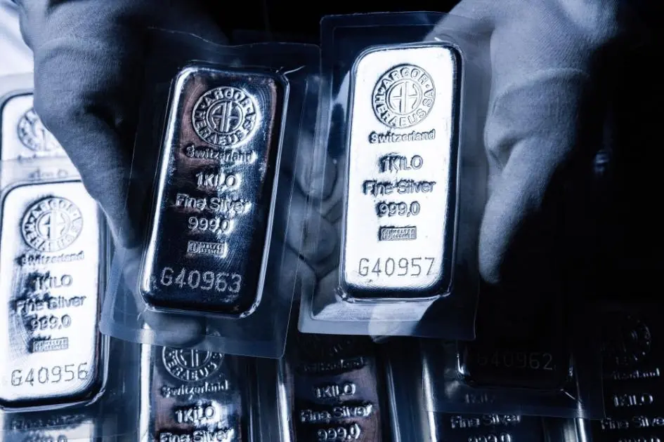 الذهب يعاود مسار الارتفاع بـ 2% إلى 4870.45 دولار