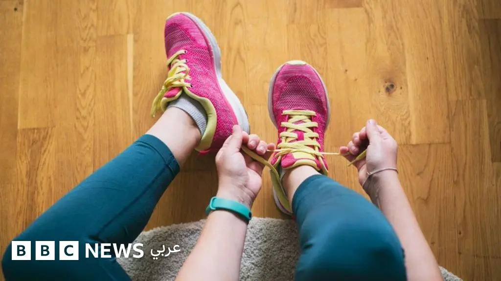 الصحة: كيف يمكنك تحسين لياقتك دون ملابس خاصة أو عضوية في نادٍ رياضي؟ - BBC News عربي
