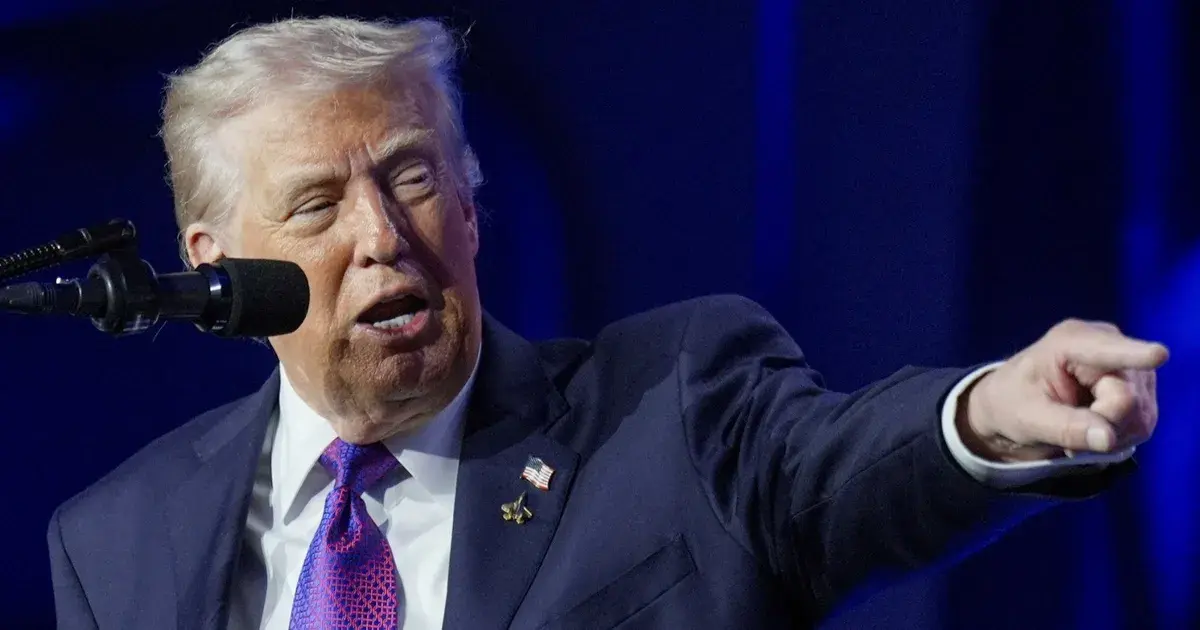 بعد موجة استنكار.. ترمب يحذف مقطع فيديو لأوباما وزوجته "على هيئة قردة"