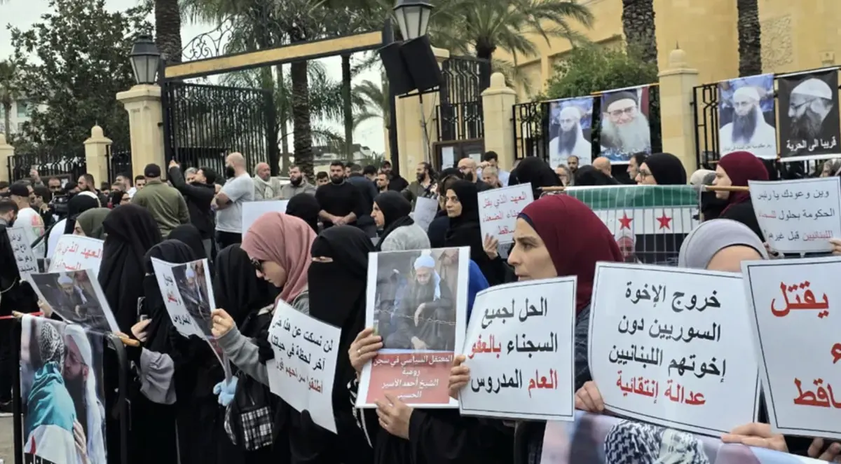 وقفة احتجاجية لأنصار أحمد الأسير في صيدا للمطالبة بإطلاق سراح الموقوفين اللبنانيين أسوة بالسوريين